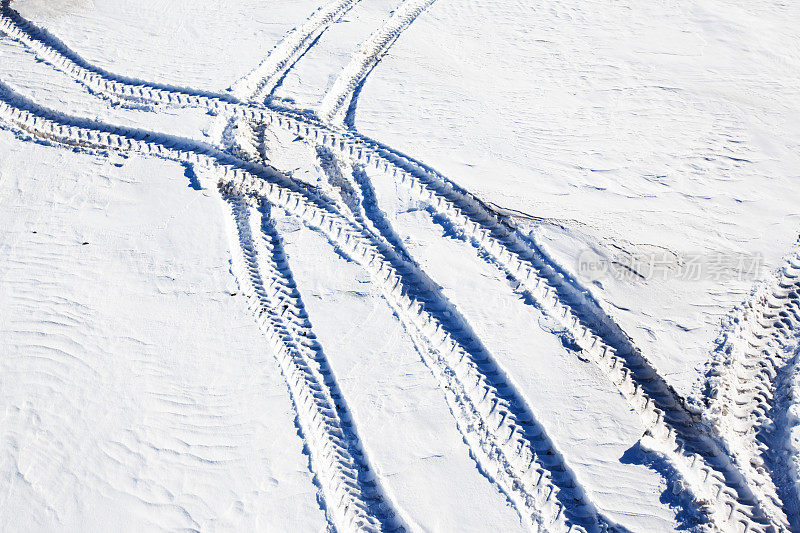 雪地里重型设备的轮胎印