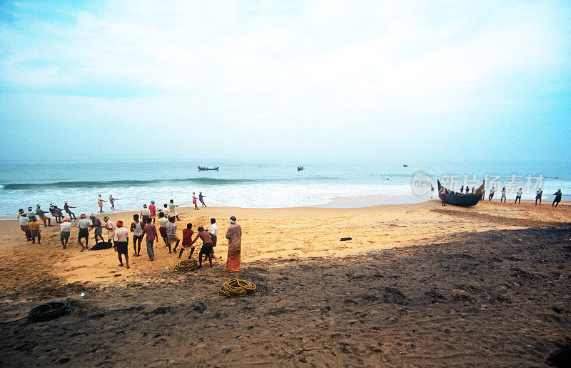 印度渔民正在拉大渔网