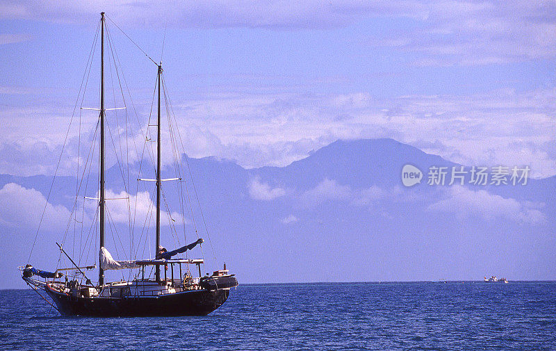 帆船停泊在乌提拉港湾群岛洪都拉斯