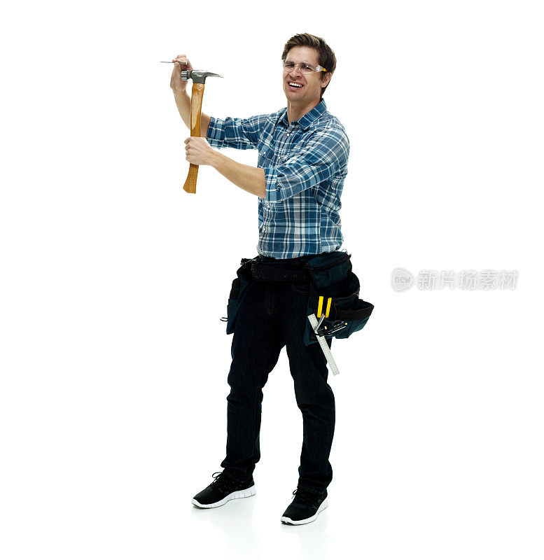 微笑的木匠用锤子工作