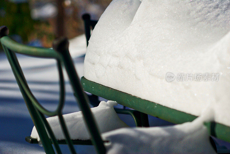 庭院家具埋在雪中