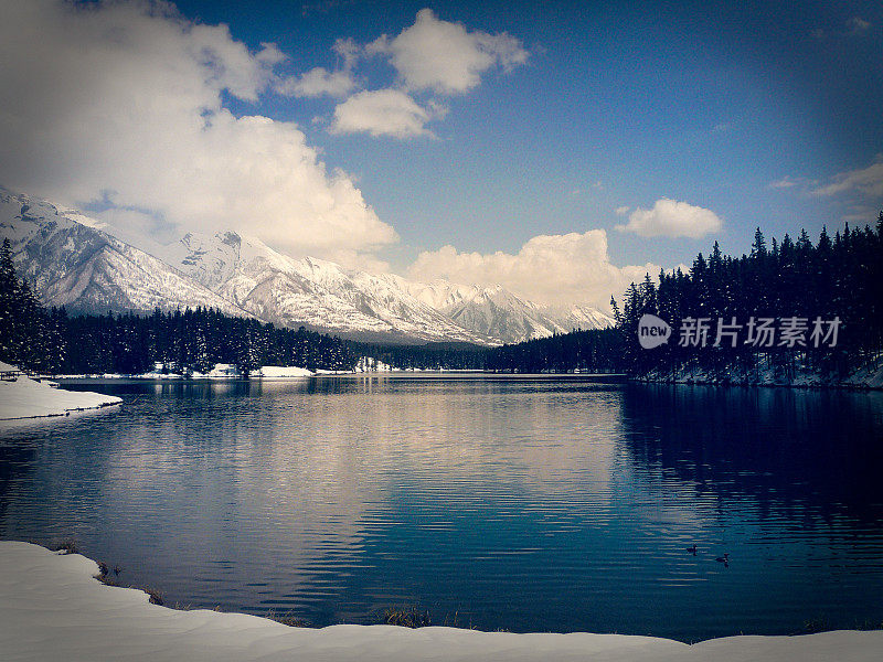 冬季雪山景观-加拿大落基山脉