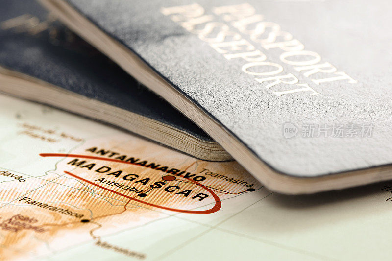 目的地马达加斯加。地图上的护照。旅行的概念。