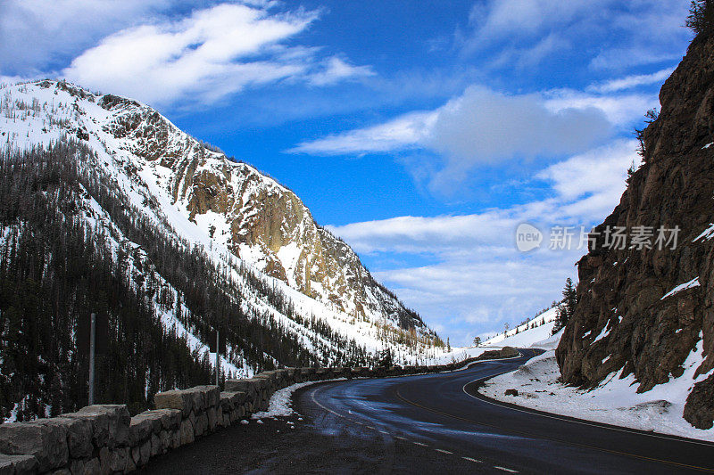 雪山与道路穿过和晴朗的天空