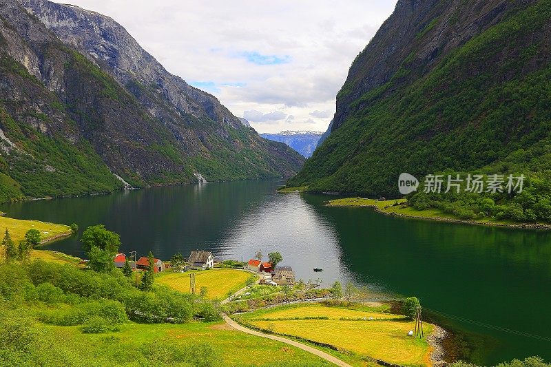 纳罗伊峡湾田园诗般的峡湾景观，挪威渔村rorbus，挪威，斯堪的纳维亚半岛