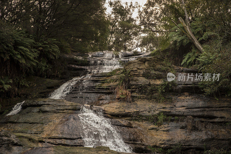 瀑布蓝山