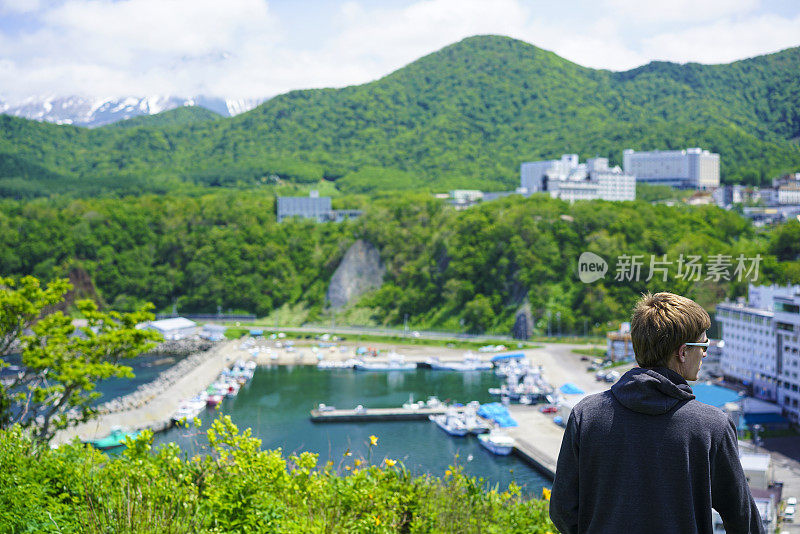 日本北海道，男人看着知床海岸