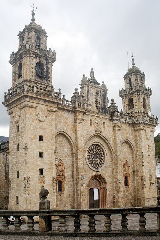 Mondoñedo大教堂正面和城镇广场，加利西亚，西班牙。