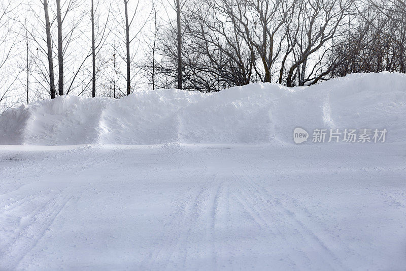 多雪的明尼苏达冬天-堆犁雪