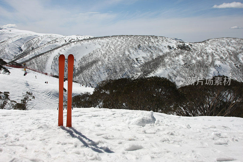 有电梯背景的滑雪板