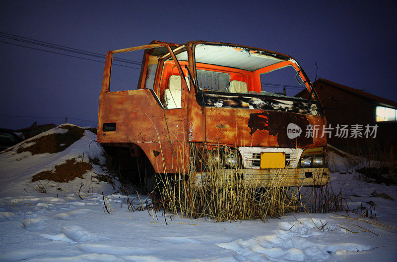生锈的汽车停在雪地里无人驾驶