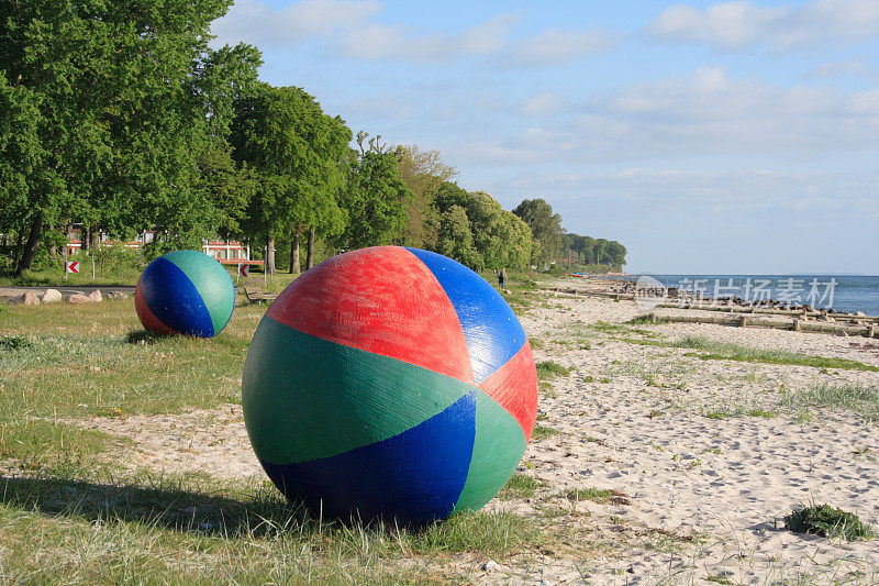 两个巨大的沙滩球