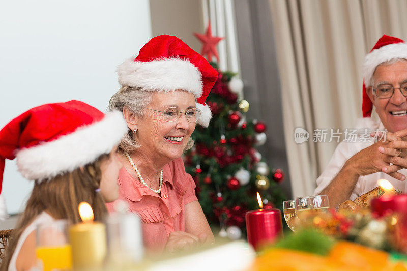 圣诞节一家人围坐在餐桌前