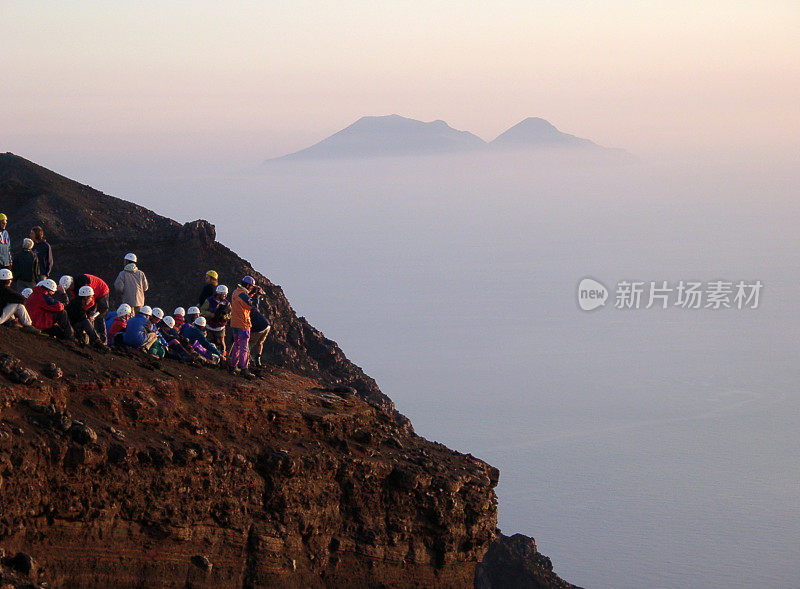 日落时分意大利西西里岛斯特龙博利火山上的地质学家