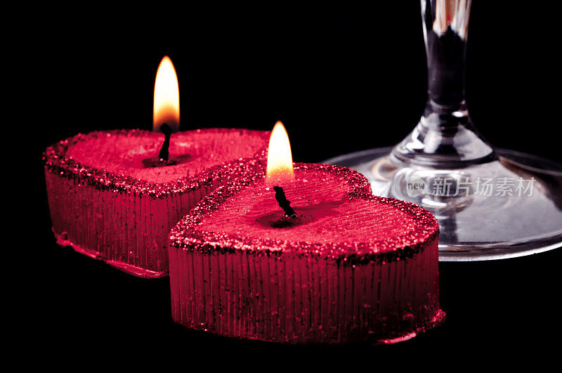 心形蜡烛和红酒