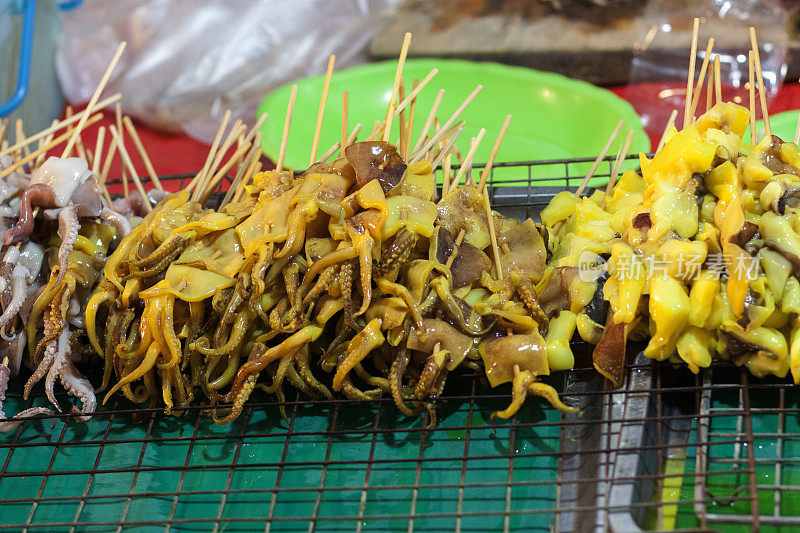 泰国街头小吃市场的烤鱿鱼串