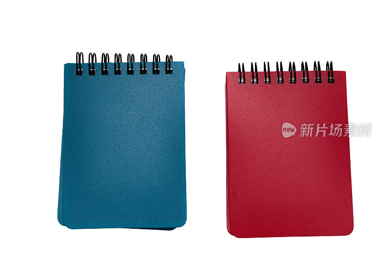 两个小笔记本，红色和蓝色螺旋装订的素色背景
