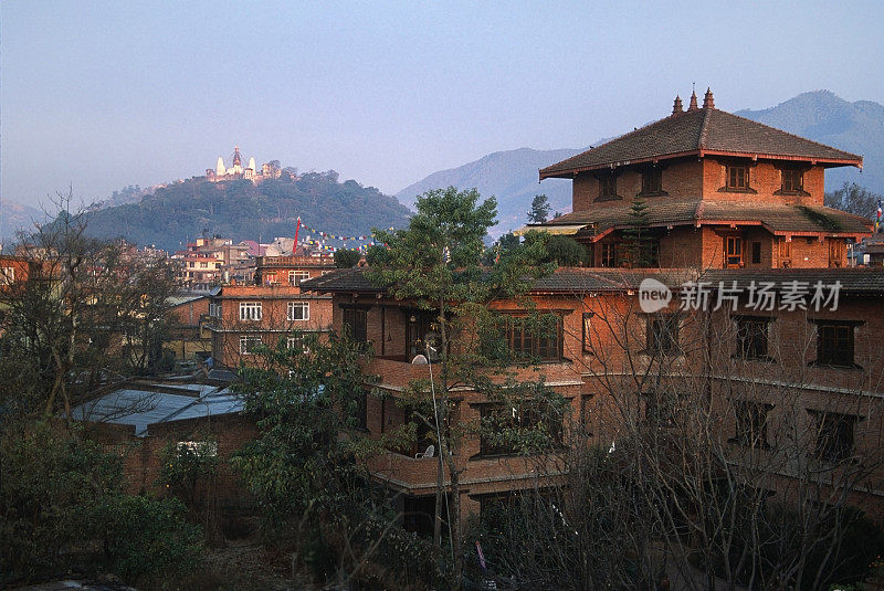 加德满都的日出在斯瓦扬布纳特寺庙和酒店尼泊尔