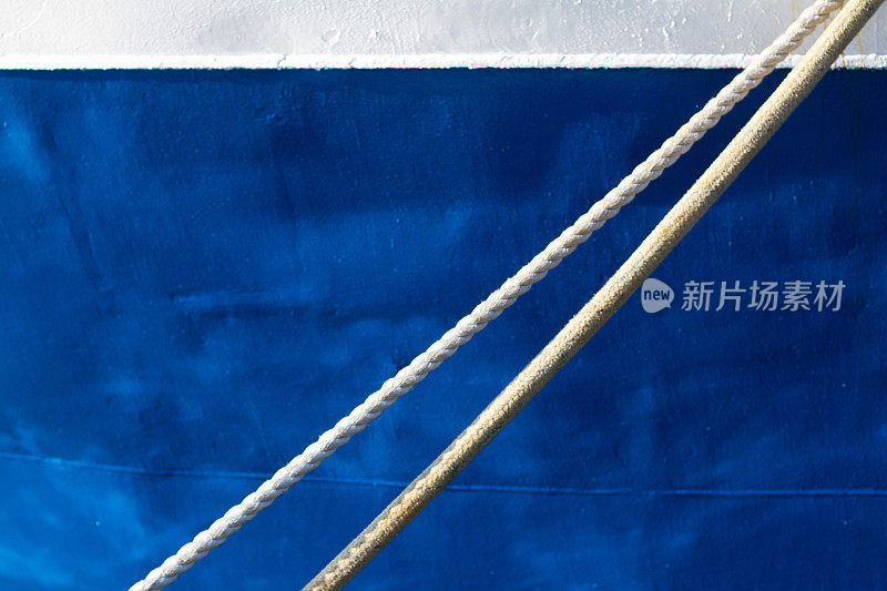 白色绳索&地中海蓝色渔船(特写)