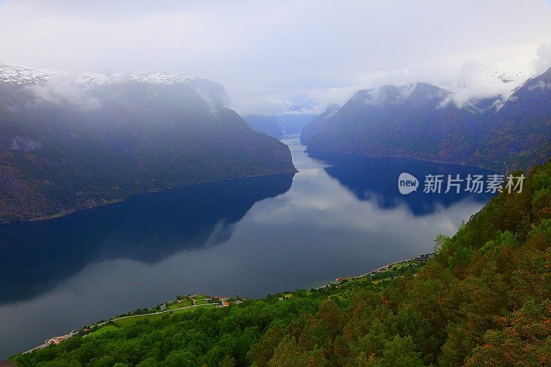 挪威，北欧国家，黎明时分的索涅峡湾田园诗般的峡湾景观