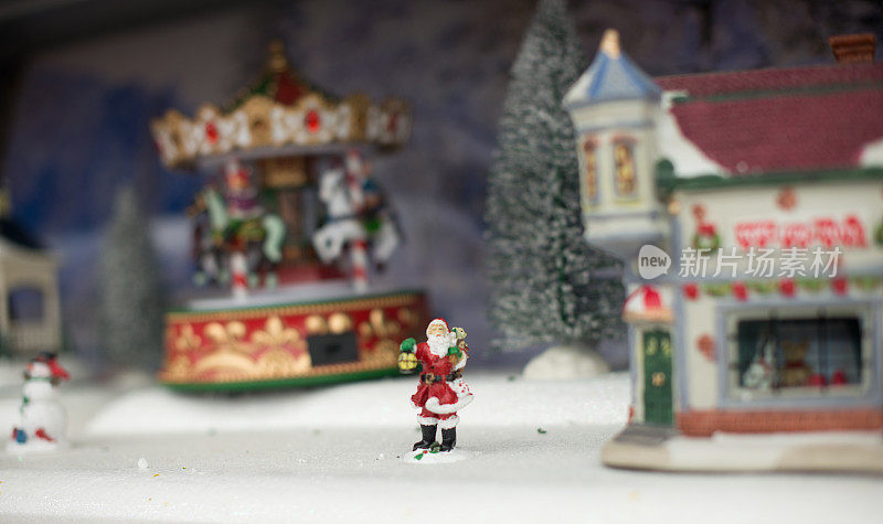 圣诞老人的模型在雪地里