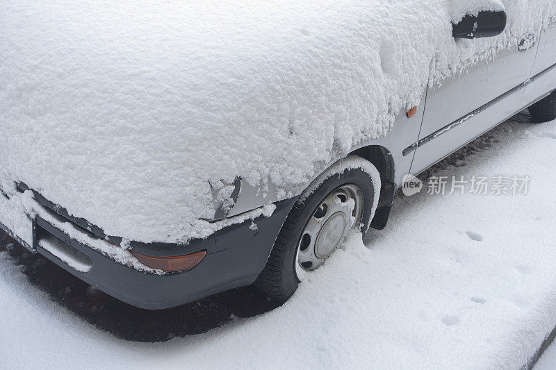 大雪下的汽车