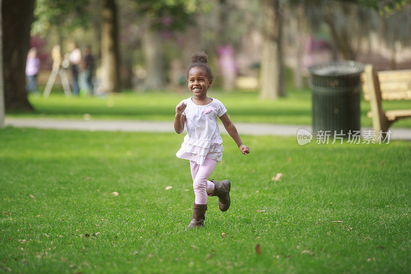 小女孩在公园玩