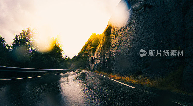 开车穿过危险的山路和雨天!