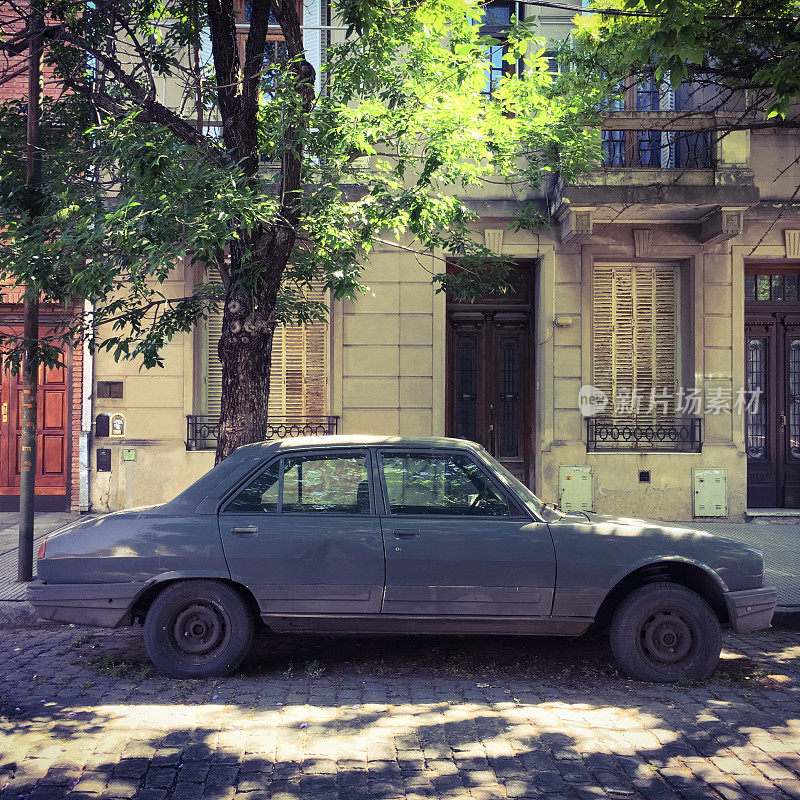一辆旧汽车停在街上