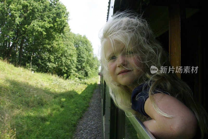 女孩喜欢在这里乘火车旅行