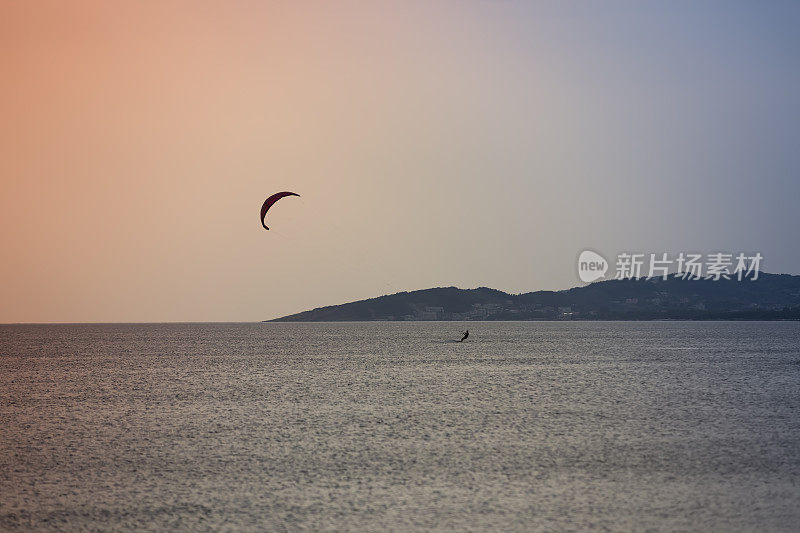 在海上风筝冲浪