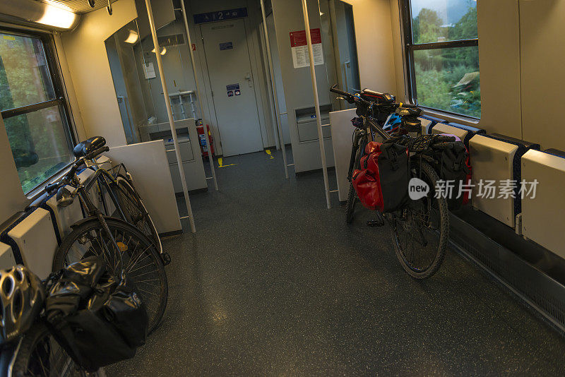 骑自行车乘火车旅行