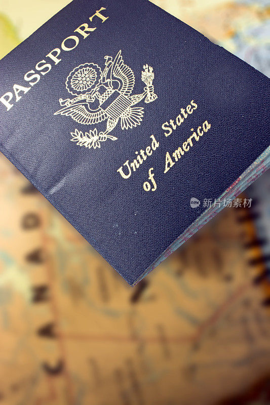美国护照上方有一张模糊的加拿大地图拷贝空间