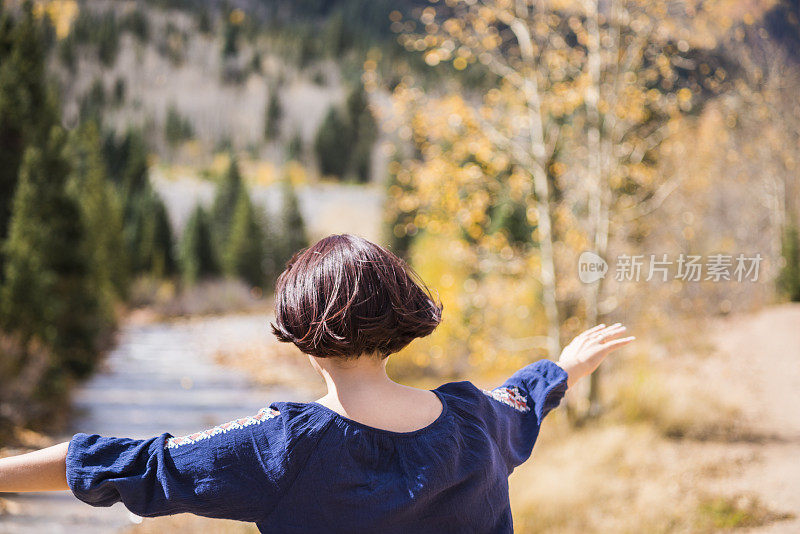 一名年轻女子向科罗拉多州的矿物溪跑去