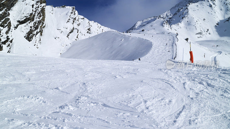 莫卧儿坡与新雪在高山上