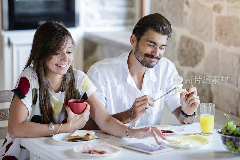 年轻夫妇在早餐桌上例行公事