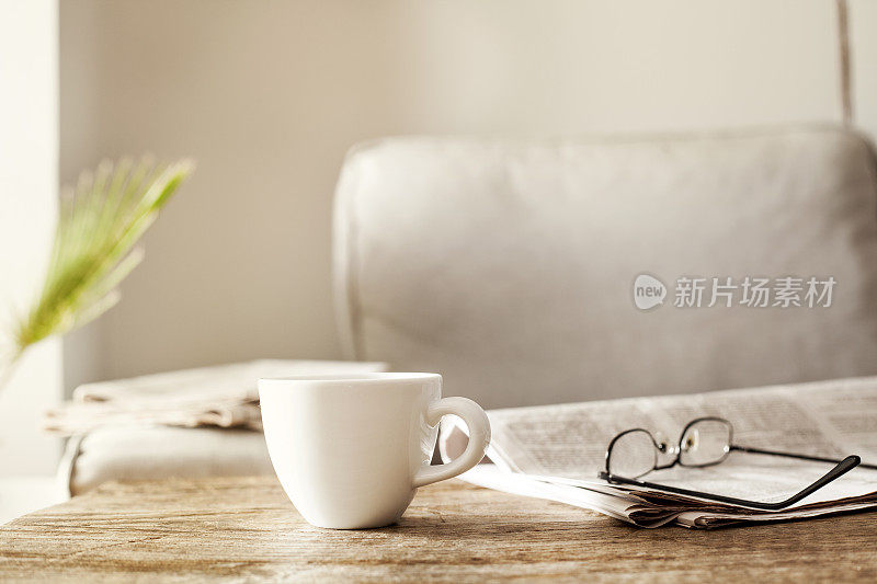 带眼镜的报纸和咖啡
