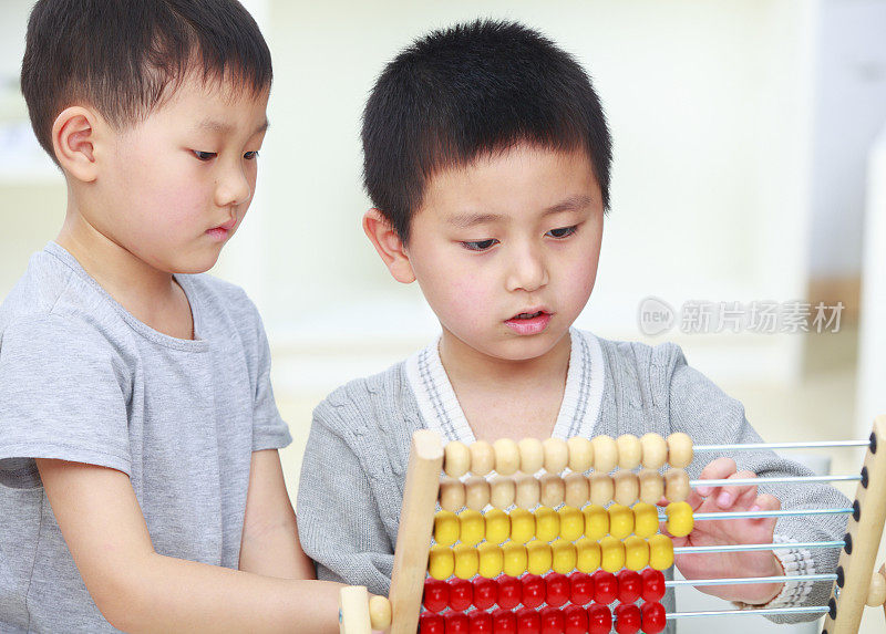 孩子们正在学习打算盘