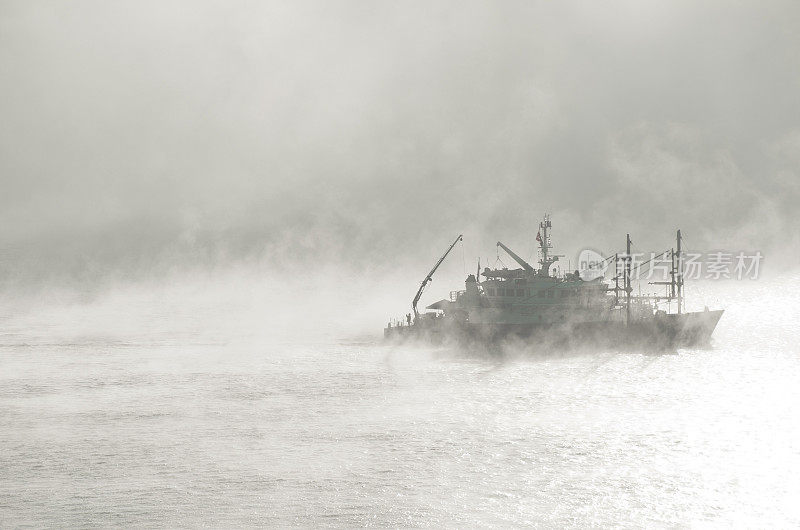 晨雾中的船