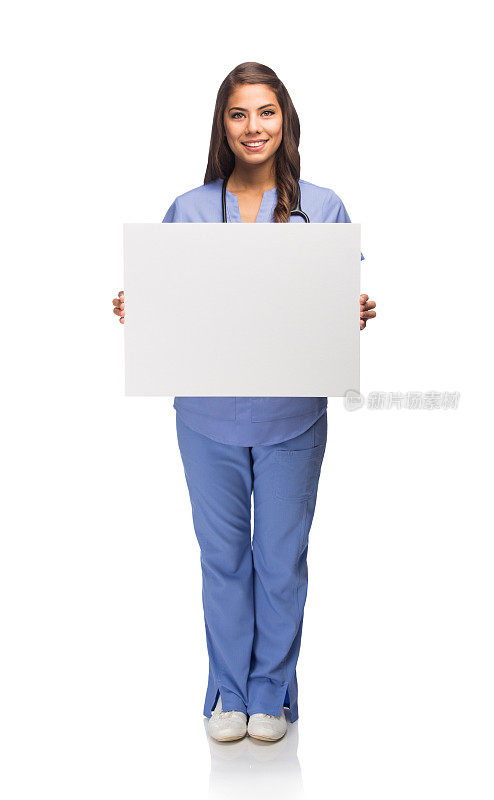 兴高采烈的外科医生举着牌子在前面