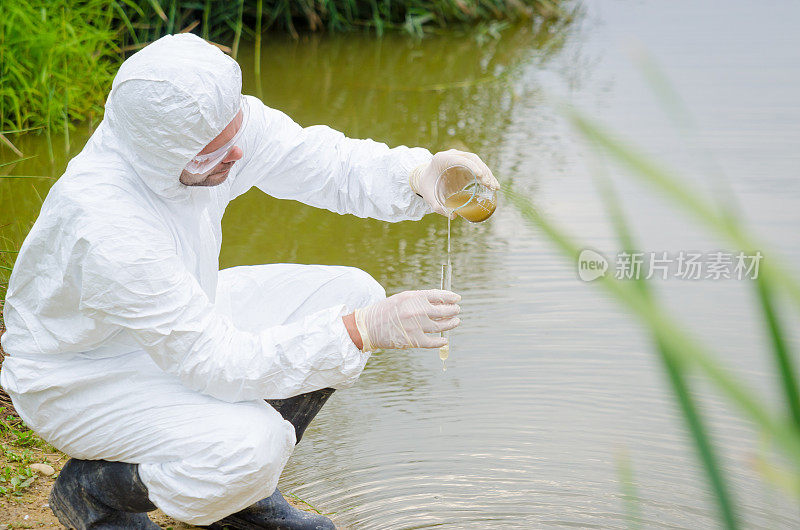 科学家检测有毒的水