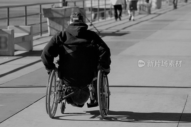 坐轮椅的人