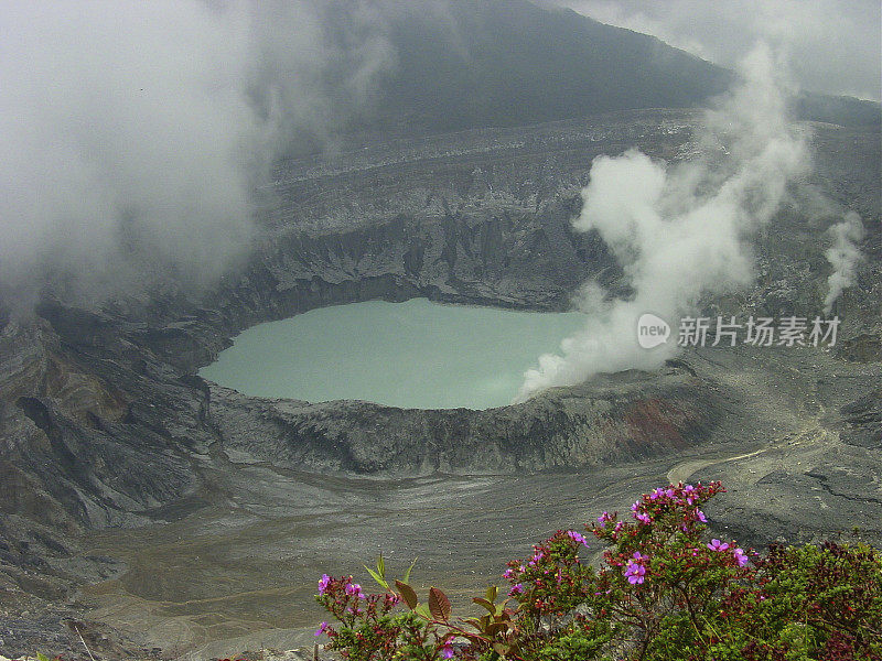 热气腾腾的火山口