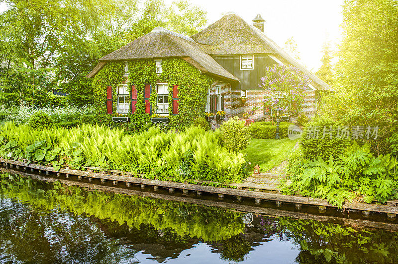 荷兰Giethoorn典型的茅草屋顶房子