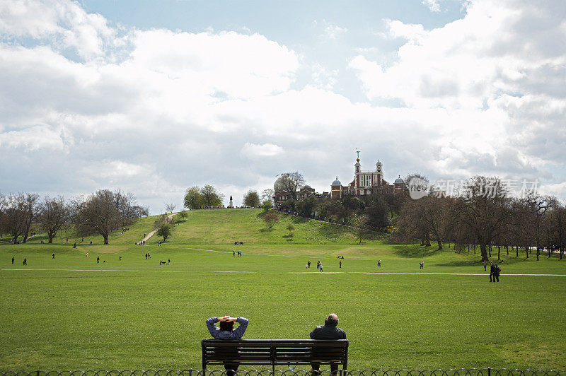 一对老年夫妇在伦敦格林威治公园休息