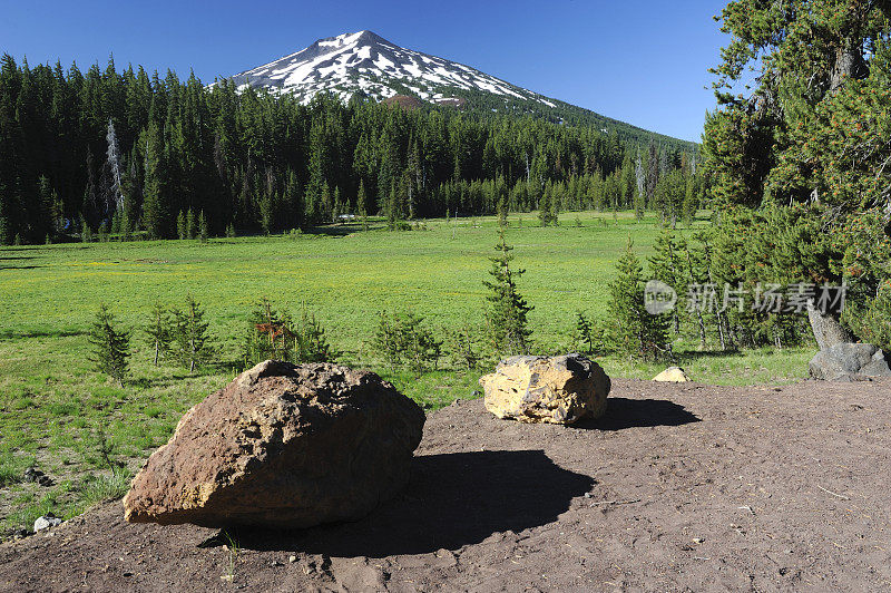 岩石和Bachelor山