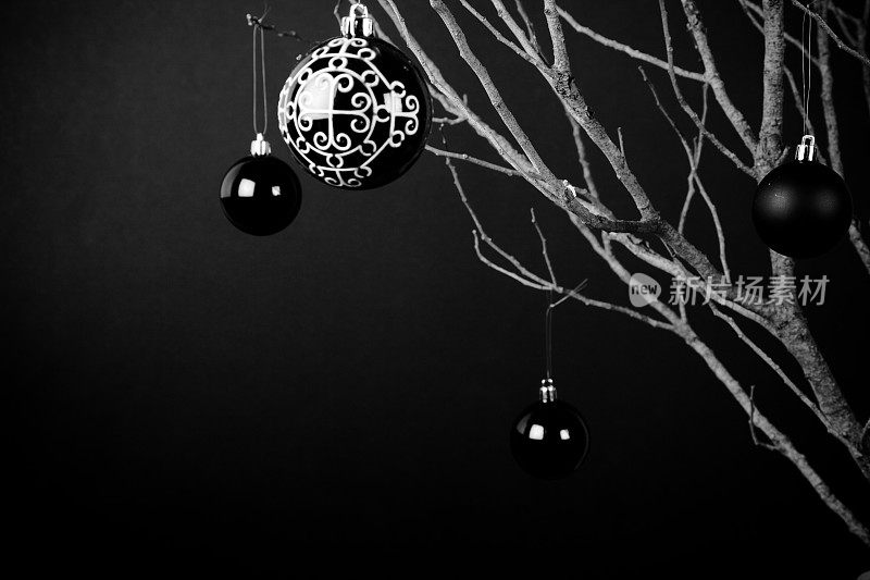 黑色和白色的圣诞树