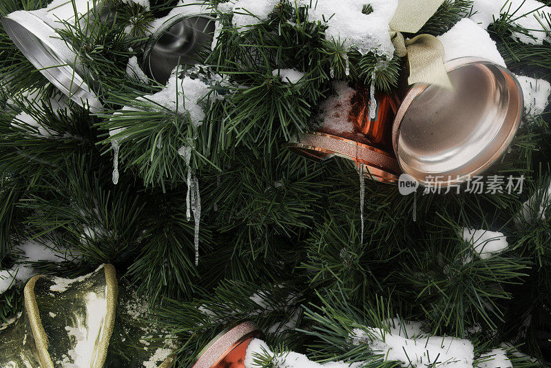 圣诞树上的铃铛和冰柱