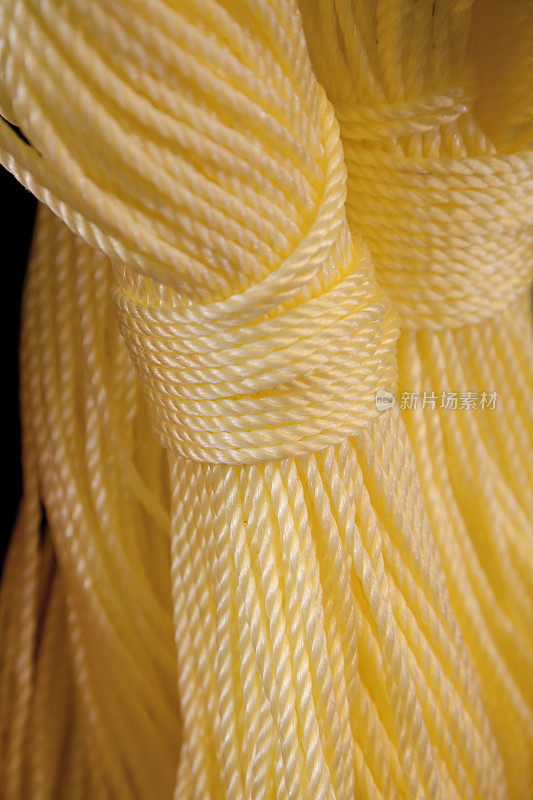 浅黄色的搁浅海洋线，绳索