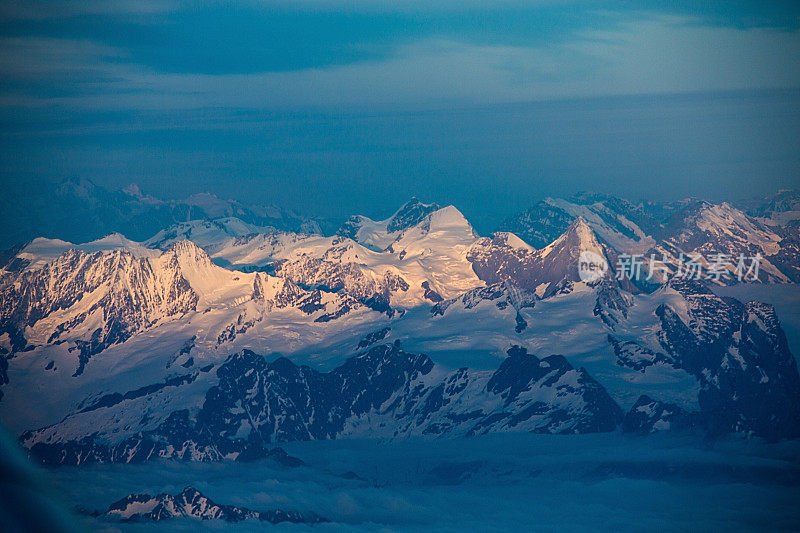 来自瑞士阿尔卑斯山的航拍照片